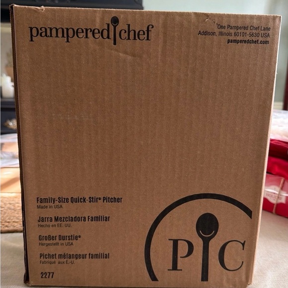 Pampered Chef Transparent Beverage Pitcher with Lid - Picture 10 of 10